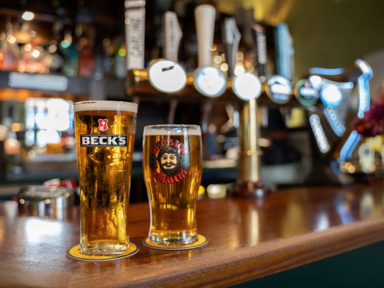 Best Boozers In Salisbury – Raise A Glass At Deacons!